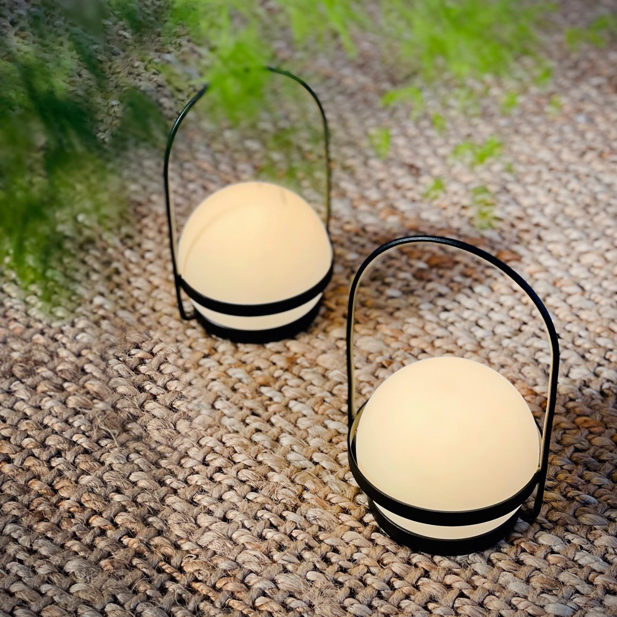 Summer Mini 18cm 2-pack Svart portabel från Dyberg Larsen - Lamporna laddas fullt p&aring; cirka 3 timmar med den medf&ouml;ljande USB-C-kabeln (120 cm) och lyser upp till 18 timmar p&aring; l&auml;gsta ljusstyrkan och upp till 4,5 timmar p&aring; h&ouml;gsta.