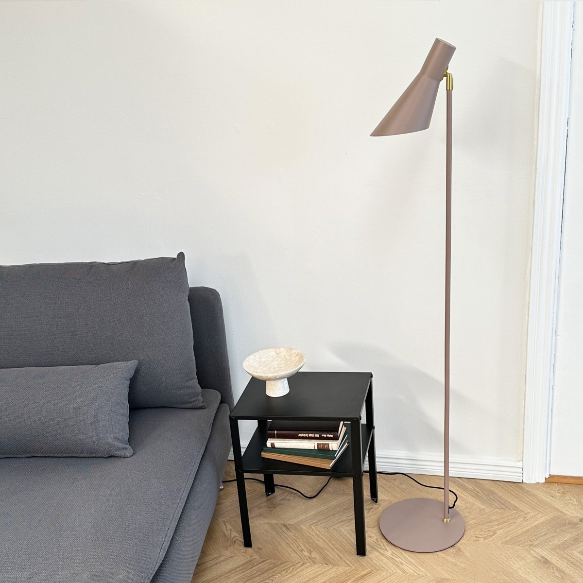 DL12 Beige golvlampa från Dyberg Larsen - DL12 golvlampa i beige med detaljer i m&auml;ssingsfinish kombinerar tidl&ouml;s design med praktisk funktion.