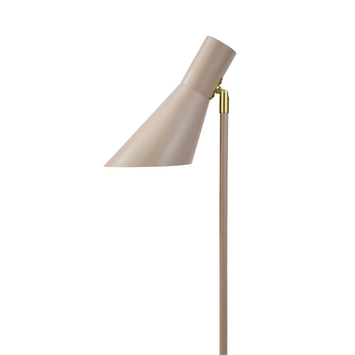 DL12 Beige golvlampa från Dyberg Larsen - DL12 golvlampa i beige med detaljer i m&auml;ssingsfinish kombinerar tidl&ouml;s design med praktisk funktion.