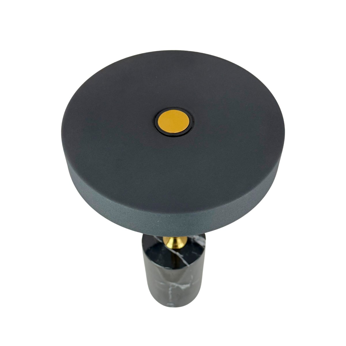 Starlight LED 25cm Svart/mässing portabel från Dyberg Larsen - Lampan laddas fullt p&aring; 6h med den medf&ouml;ljande USB-C-kabel (120 cm), och kan lysa i upp till 20h p&aring; l&auml;gsta styrkan och upp till 4h p&aring; h&ouml;gsta.