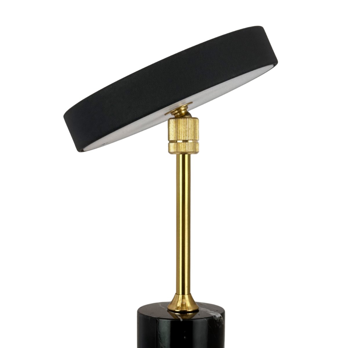 Starlight LED 25cm Svart/mässing portabel från Dyberg Larsen - Lampan laddas fullt p&aring; 6h med den medf&ouml;ljande USB-C-kabel (120 cm), och kan lysa i upp till 20h p&aring; l&auml;gsta styrkan och upp till 4h p&aring; h&ouml;gsta.