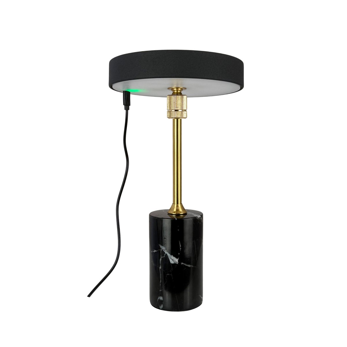 Starlight LED 25cm Svart/mässing portabel från Dyberg Larsen - Lampan laddas fullt p&aring; 6h med den medf&ouml;ljande USB-C-kabel (120 cm), och kan lysa i upp till 20h p&aring; l&auml;gsta styrkan och upp till 4h p&aring; h&ouml;gsta.