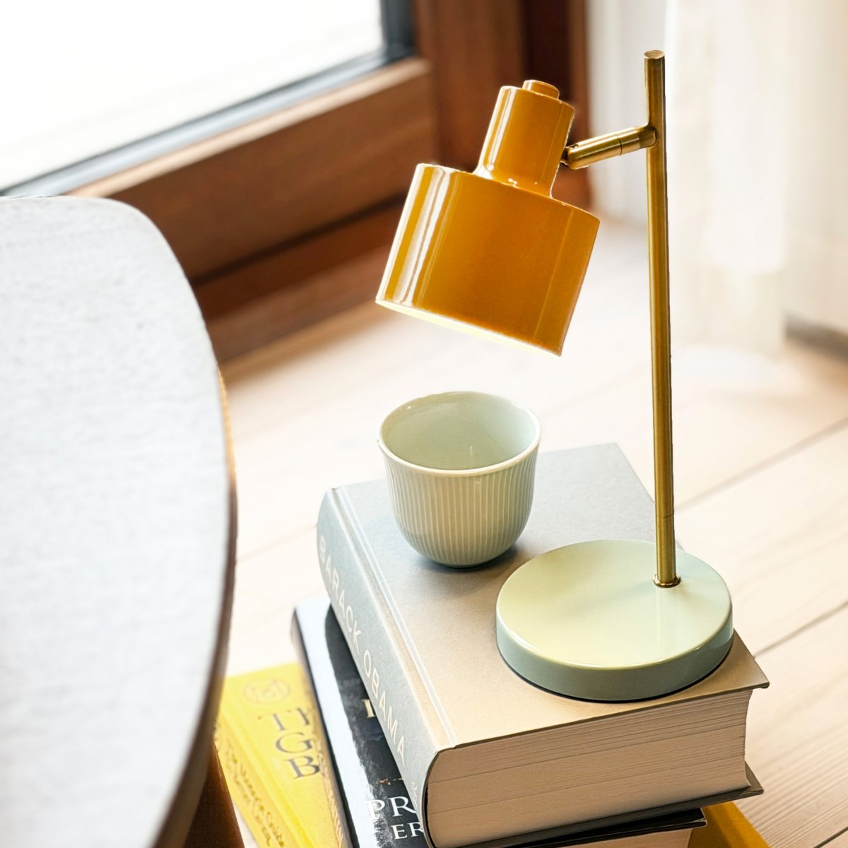 Ocean Mini 28cm Flerfärgad portabel från Dyberg Larsen - Fulladdad p&aring; cirka 6 timmar och den lyser i upp till 20 timmar p&aring; l&auml;gsta ljusstyrkan och upp till 4 timmar p&aring; h&ouml;gsta.