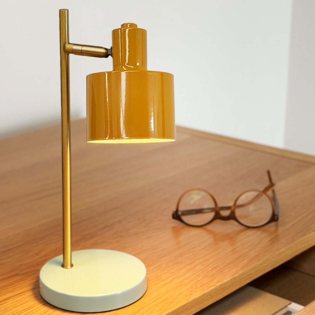 Ocean Mini 28cm Flerfärgad portabel från Dyberg Larsen - Fulladdad p&aring; cirka 6 timmar och den lyser i upp till 20 timmar p&aring; l&auml;gsta ljusstyrkan och upp till 4 timmar p&aring; h&ouml;gsta.