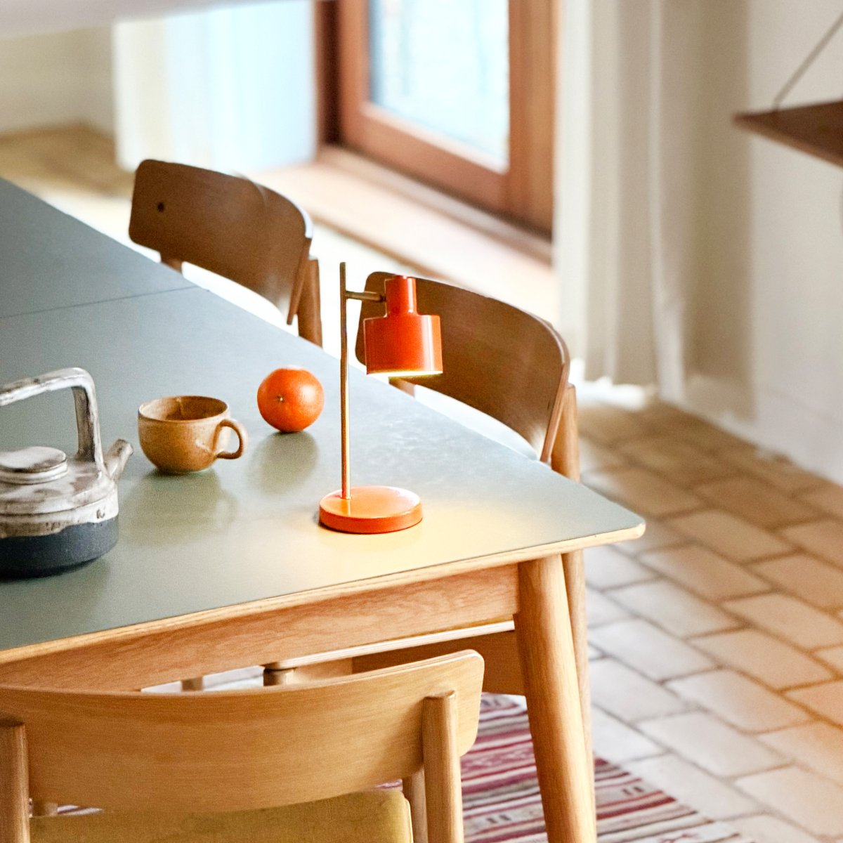 Ocean Mini 28cm Orange portabel från Dyberg Larsen - Fulladdad p&aring; cirka 6 timmar och den lyser i upp till 20 timmar p&aring; l&auml;gsta ljusstyrkan och upp till 4 timmar p&aring; h&ouml;gsta.