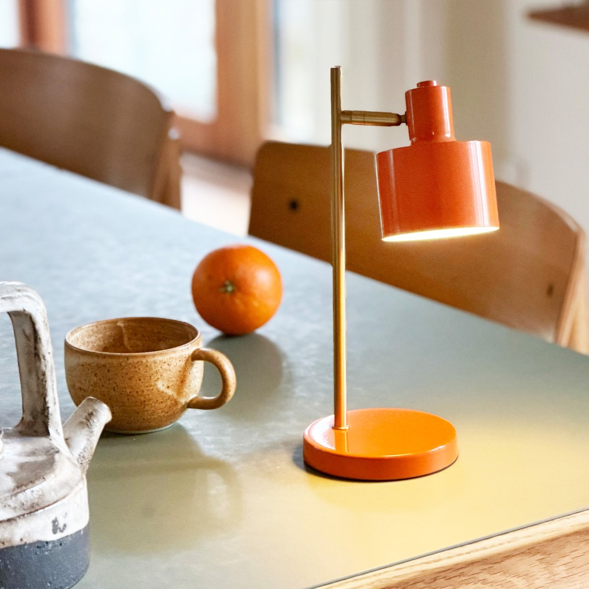 Ocean Mini 28cm Orange portabel från Dyberg Larsen - Fulladdad p&aring; cirka 6 timmar och den lyser i upp till 20 timmar p&aring; l&auml;gsta ljusstyrkan och upp till 4 timmar p&aring; h&ouml;gsta.