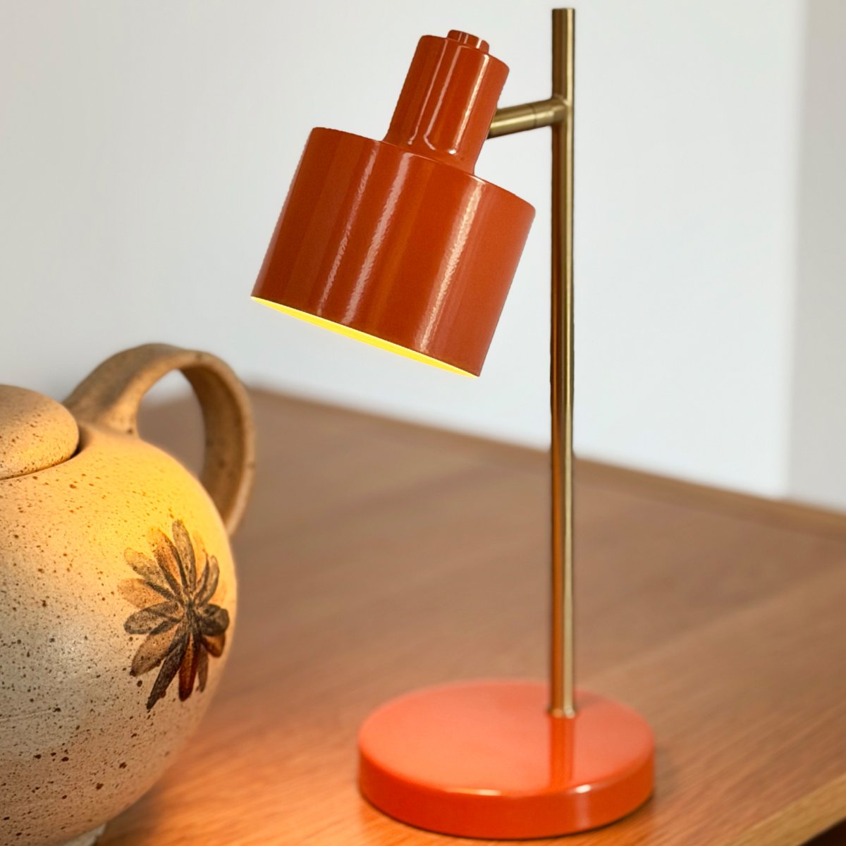 Ocean Mini 28cm Orange portabel från Dyberg Larsen - Fulladdad p&aring; cirka 6 timmar och den lyser i upp till 20 timmar p&aring; l&auml;gsta ljusstyrkan och upp till 4 timmar p&aring; h&ouml;gsta.