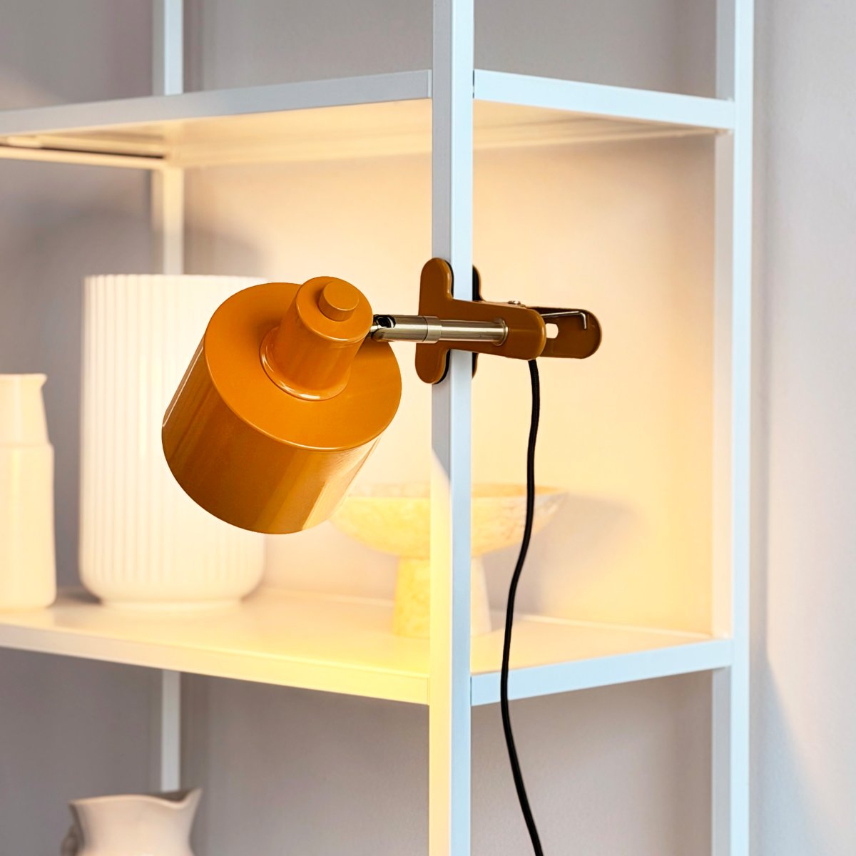 Ocean Gul klämlampa från Dyberg Larsen - Den kombinerar funktionalitet med ett modernt och enkelt formspr&aring;k som skapar ett lugnt och elegant uttryck.