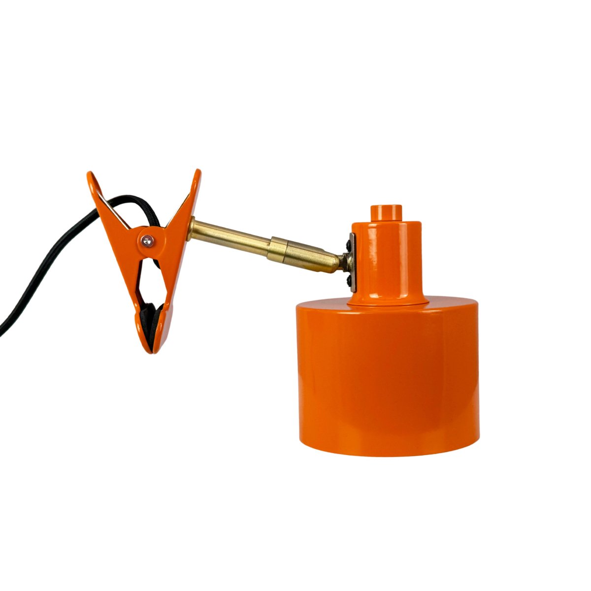 Ocean Orange klämlampa från Dyberg Larsen - Den kombinerar funktionalitet med ett modernt och enkelt formspr&aring;k som skapar ett lugnt och elegant uttryck.