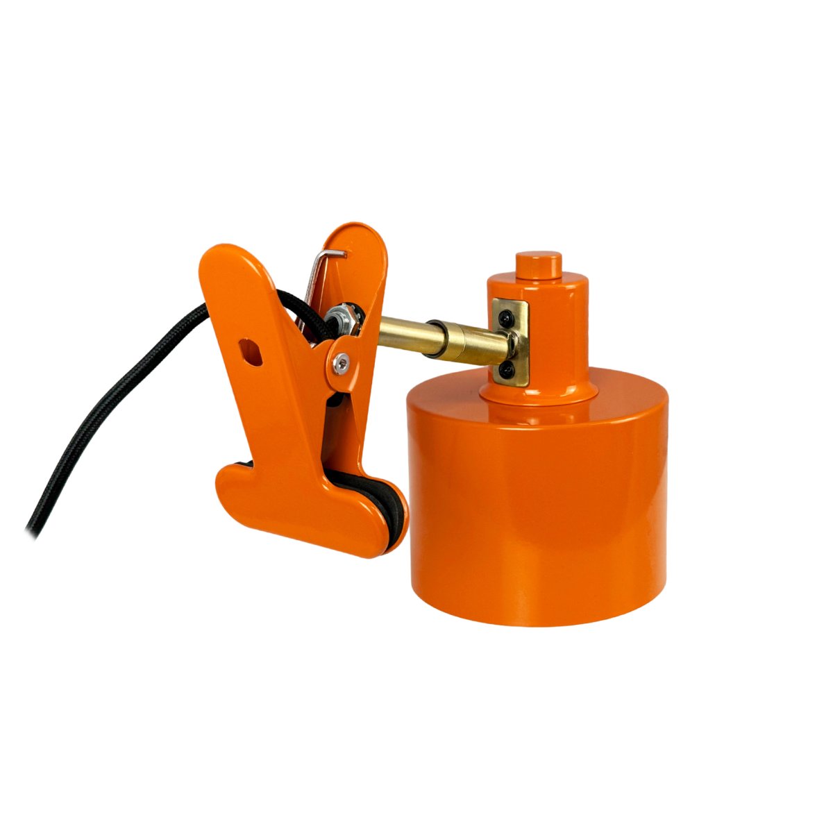 Ocean Orange klämlampa från Dyberg Larsen - Den kombinerar funktionalitet med ett modernt och enkelt formspr&aring;k som skapar ett lugnt och elegant uttryck.
