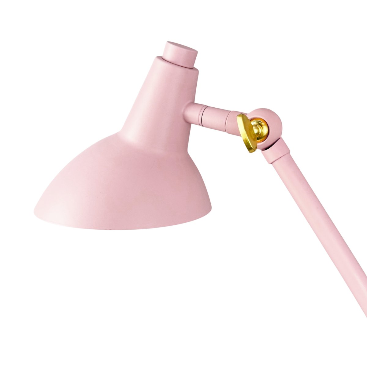 Vela 45cm Rosa skrivbordslampa från Dyberg Larsen - Med tv&aring; justerbara leder kan du enkelt anpassa h&ouml;jd och vinkel efter behov, och de dekorativa detaljerna i m&auml;ssingfinish g&ouml;r justeringen smidig.