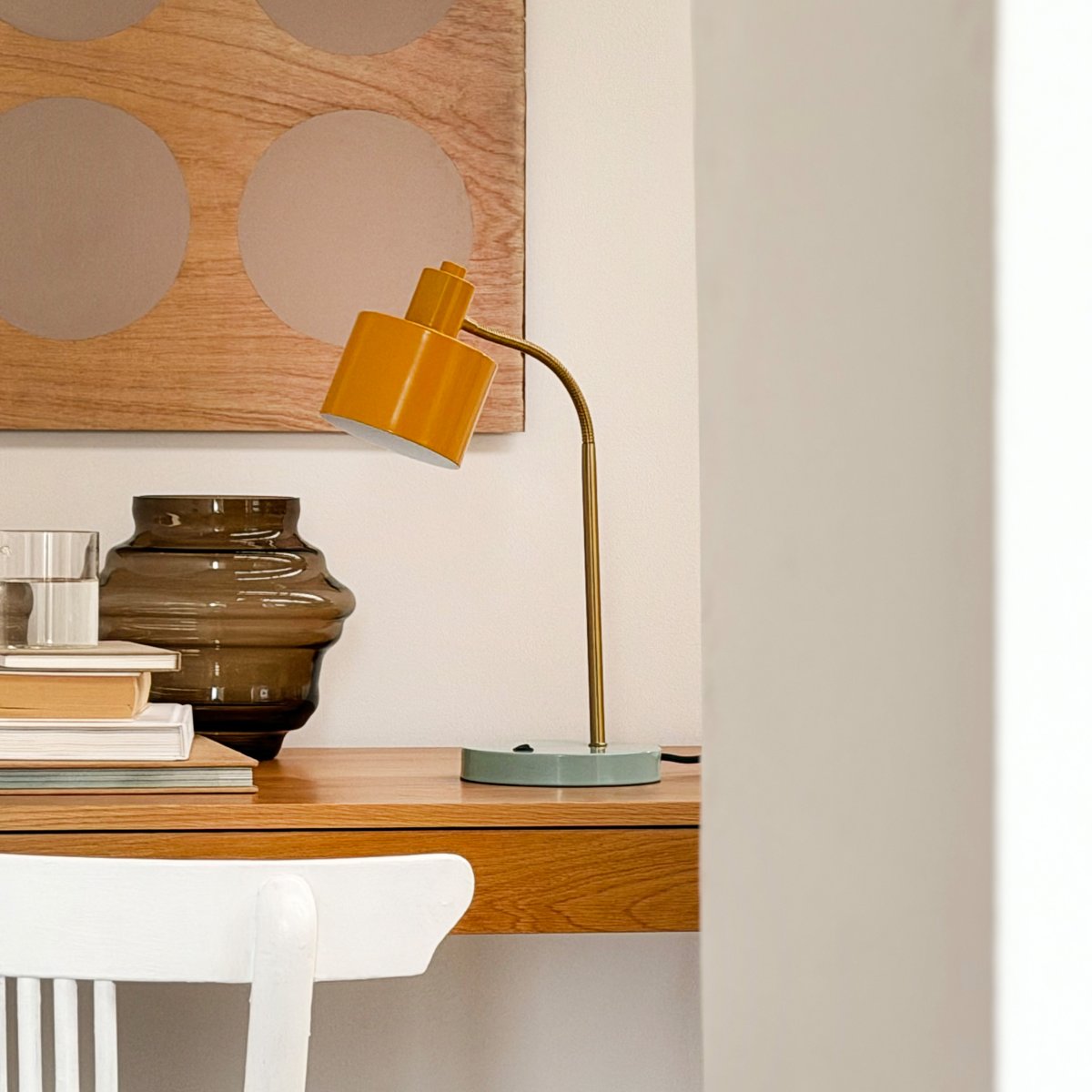 Ocean Flex 45cm Flerfärgad skrivbordslampa från Dyberg Larsen - Ocean bordslampa i curry- och turkosf&auml;rg kombinerar retro charm med modern estetik.