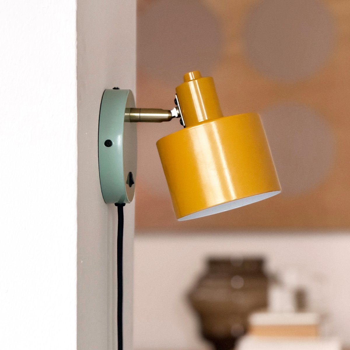 Ocean 16cm Flerfärgad läslampa från Dyberg Larsen - St&aring;ng och arm i handpolerad m&auml;ssingfinish vilket ger ett unikt uttryck, och den genomt&auml;nkta f&auml;rgs&auml;ttningen skapar en harmonisk helhet.