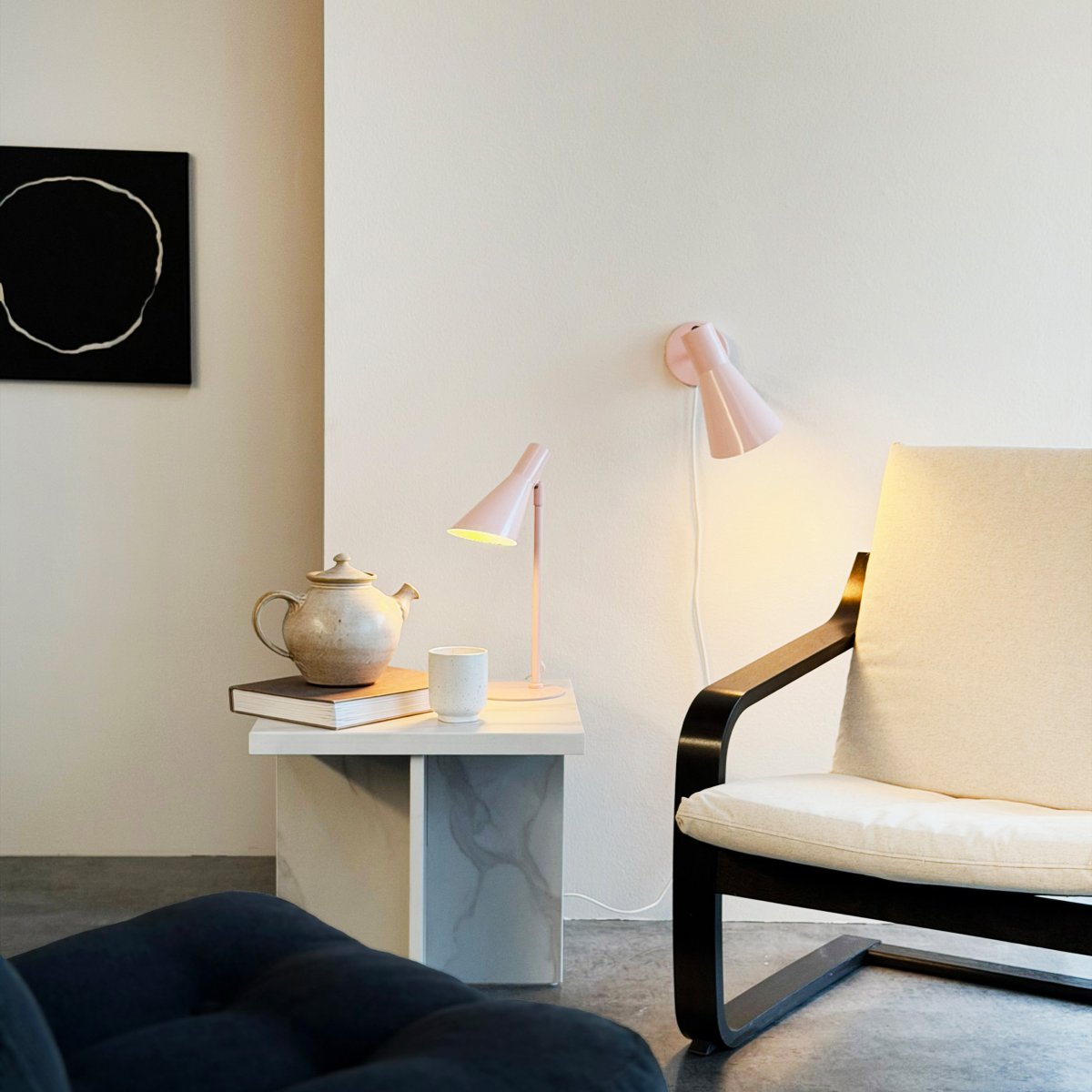 DL12 Mini 40cm Rosa skrivbordslampa från Dyberg Larsen - Den &auml;r utrustad med en sk&auml;rm som kan b&aring;de roteras och tiltas, vilket g&ouml;r det enkelt att rikta ljuset efter behov.