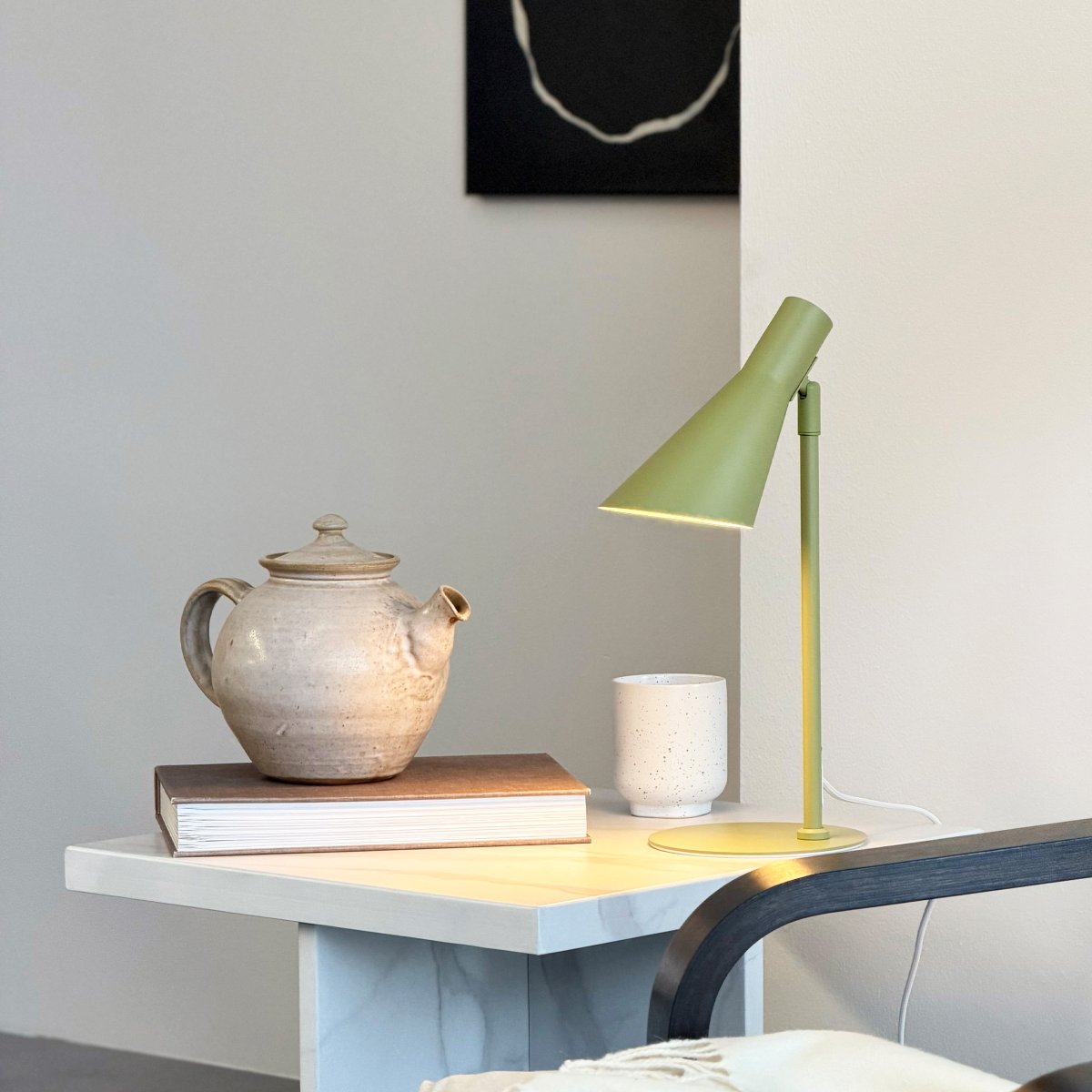 DL12 Mini 40cm Grön skrivbordslampa från Dyberg Larsen - Den &auml;r utrustad med en sk&auml;rm som kan b&aring;de roteras och tiltas, vilket g&ouml;r det enkelt att rikta ljuset efter behov.