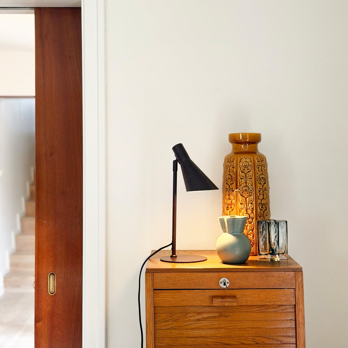 DL12 Mini 40cm Brun skrivbordslampa från Dyberg Larsen - Den &auml;r utrustad med en sk&auml;rm som kan b&aring;de roteras och tiltas, vilket g&ouml;r det enkelt att rikta ljuset efter behov.