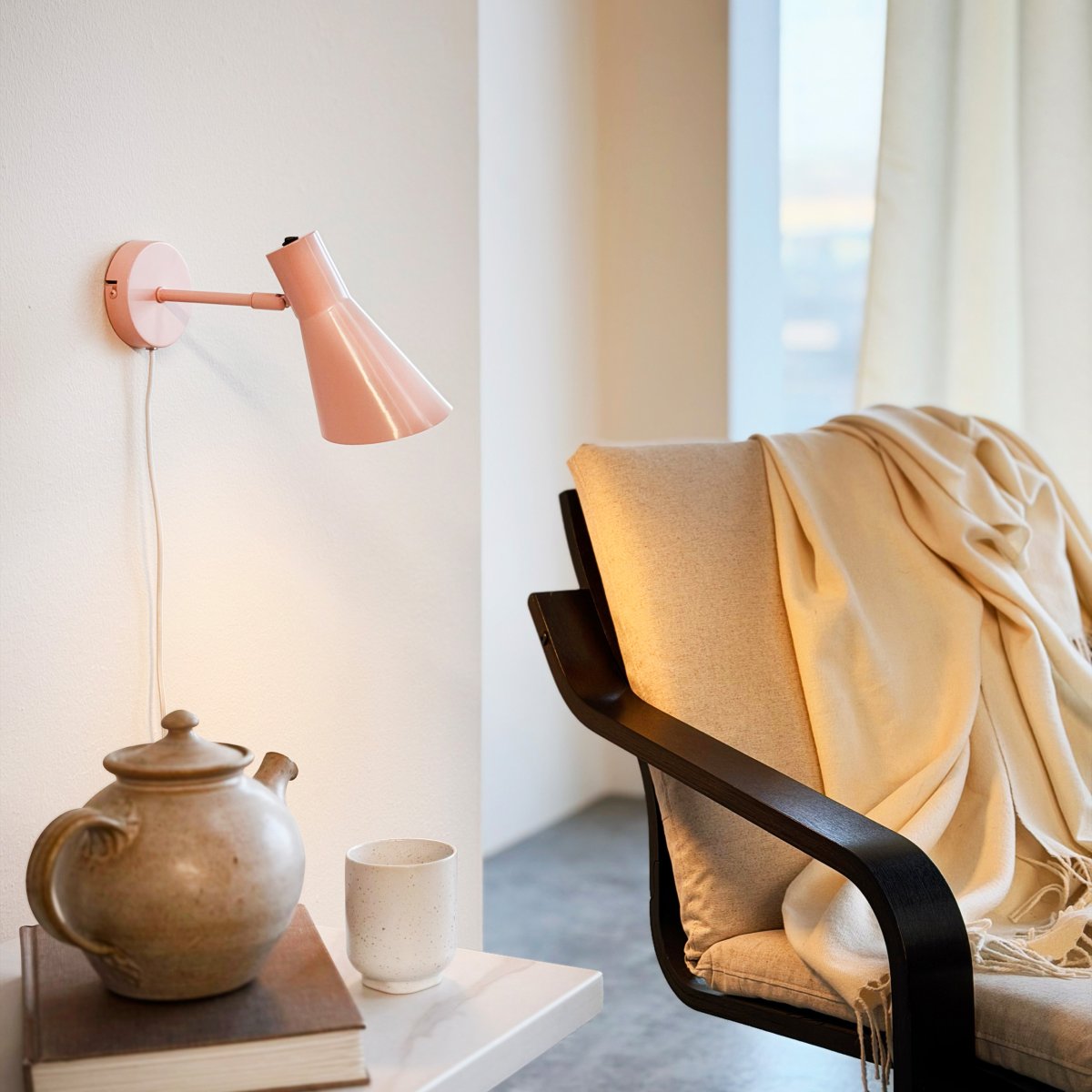 DL12 Rosa läslampa från Dyberg Larsen - DL12 v&auml;gglampa i rosa f&auml;rg kombinerar klassisk design med modern elegans.