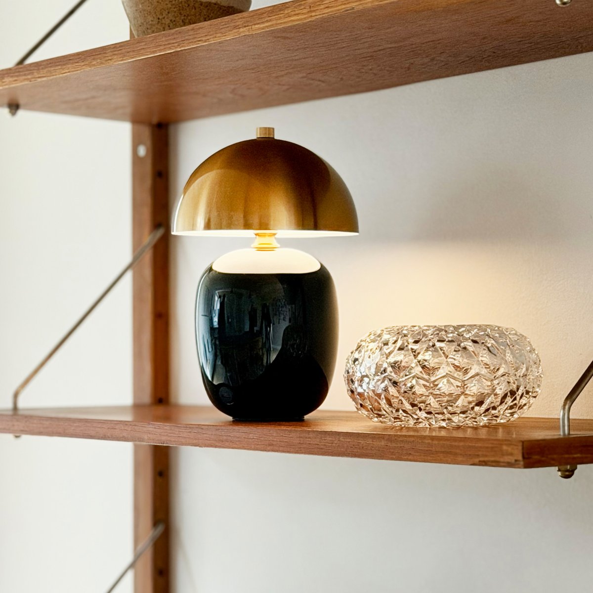 Manhatten 23cm Svart/mässing portabel från Dyberg Larsen - Lampan laddas fullt p&aring; cirka 8 timmar och lyser upp till 40 timmar p&aring; l&auml;gsta ljusstyrka samt upp till 8 timmar p&aring; h&ouml;gsta.