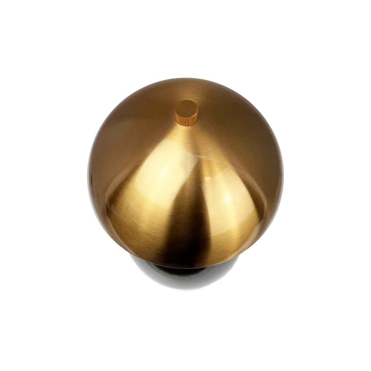 Manhatten 23cm Svart/mässing portabel från Dyberg Larsen - Lampan laddas fullt p&aring; cirka 8 timmar och lyser upp till 40 timmar p&aring; l&auml;gsta ljusstyrka samt upp till 8 timmar p&aring; h&ouml;gsta.