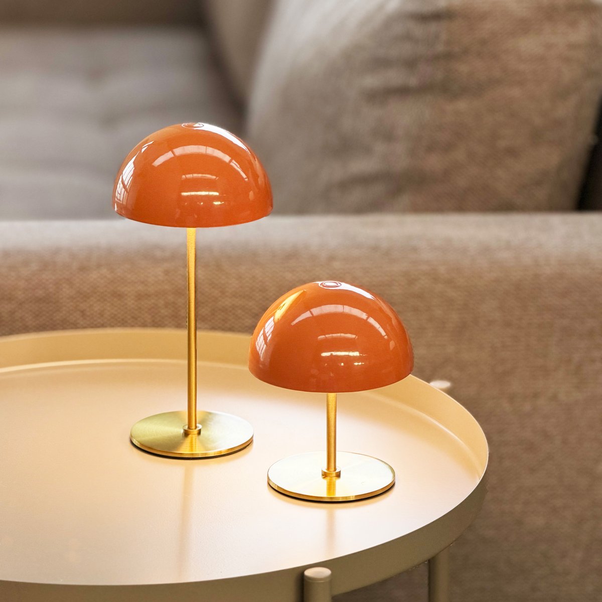 Along set 20cm Orange portabel från Dyberg Larsen - Lamporna &auml;r uppladdningsbara och laddas fullt p&aring; cirka 6 timmar och lyser upp till 20 timmar p&aring; l&auml;gsta ljusstyrkan samt upp till 4 timmar p&aring; h&ouml;gsta.