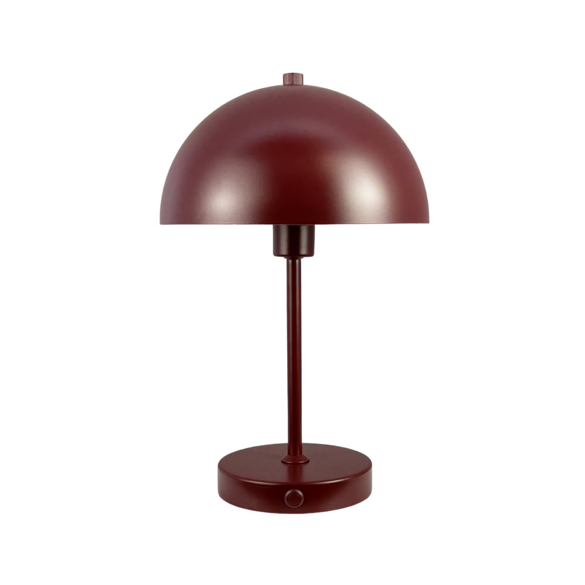 Stockholm 30cm Röd portabel från Dyberg Larsen - Den smarta designen med en undersk&auml;rm ger ett mjukare och mer behagligt ljus som skapar en mysig atmosf&auml;r.