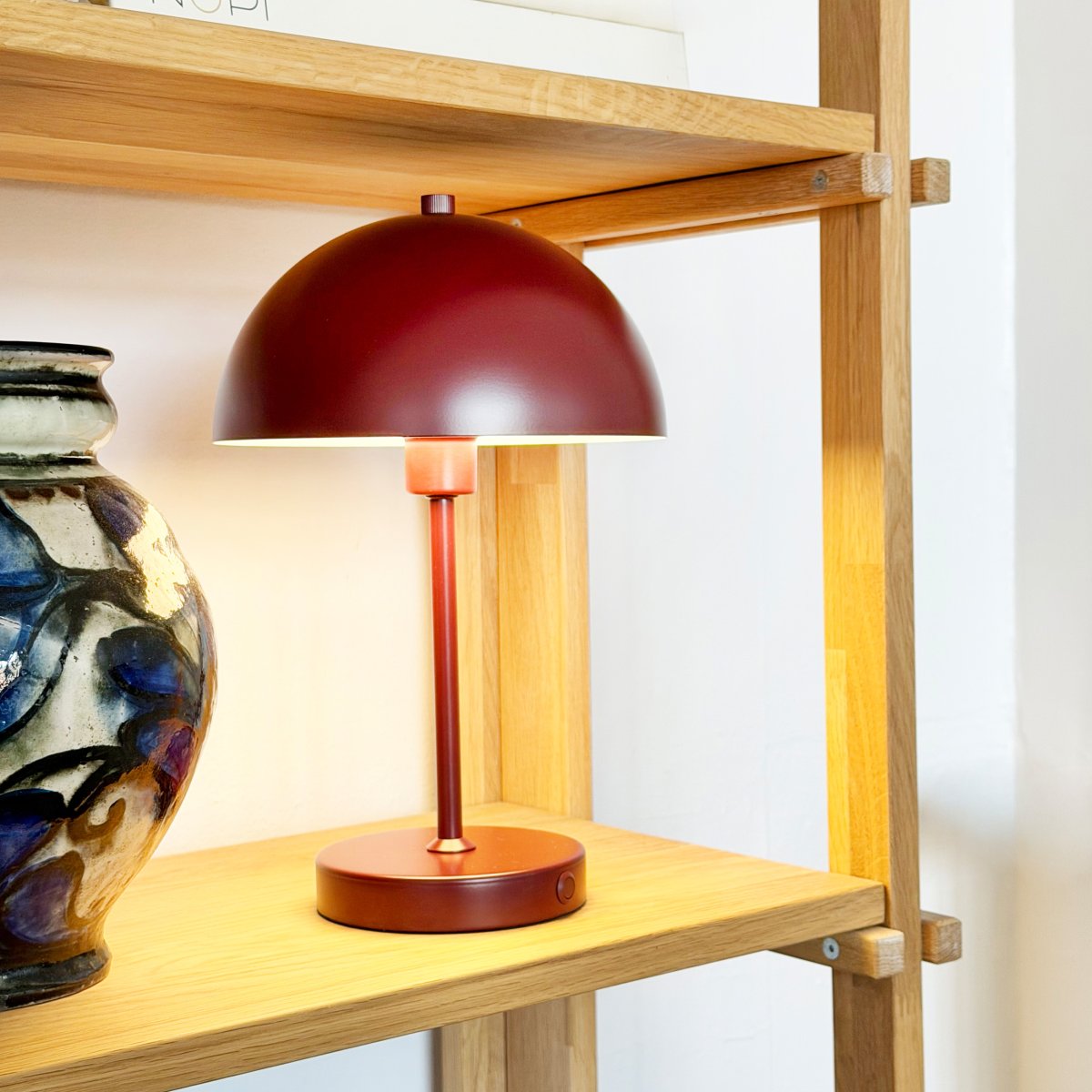 Stockholm 30cm Röd portabel från Dyberg Larsen - Den smarta designen med en undersk&auml;rm ger ett mjukare och mer behagligt ljus som skapar en mysig atmosf&auml;r.