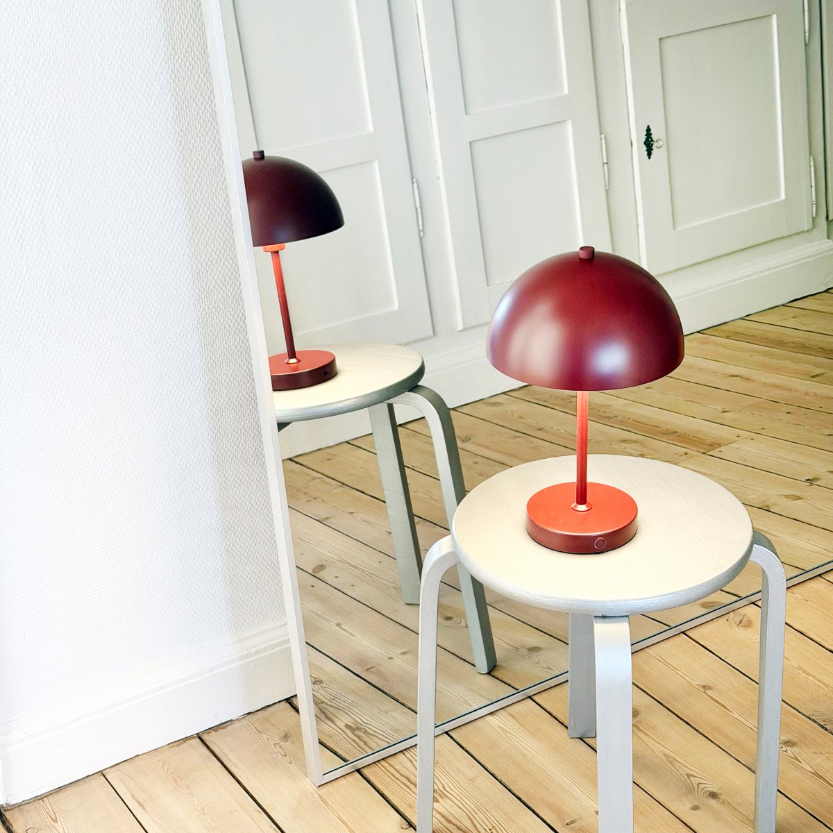 Stockholm 30cm Röd portabel från Dyberg Larsen - Den smarta designen med en undersk&auml;rm ger ett mjukare och mer behagligt ljus som skapar en mysig atmosf&auml;r.