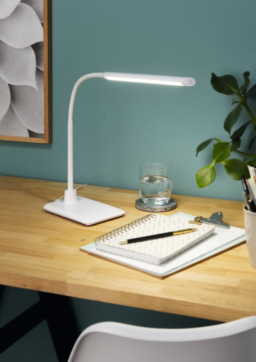Laroa 48cm Vit skrivbordslampa från Eglo - Laroa &auml;r en smidig och funktionell skrivbordslampa i stilren design.