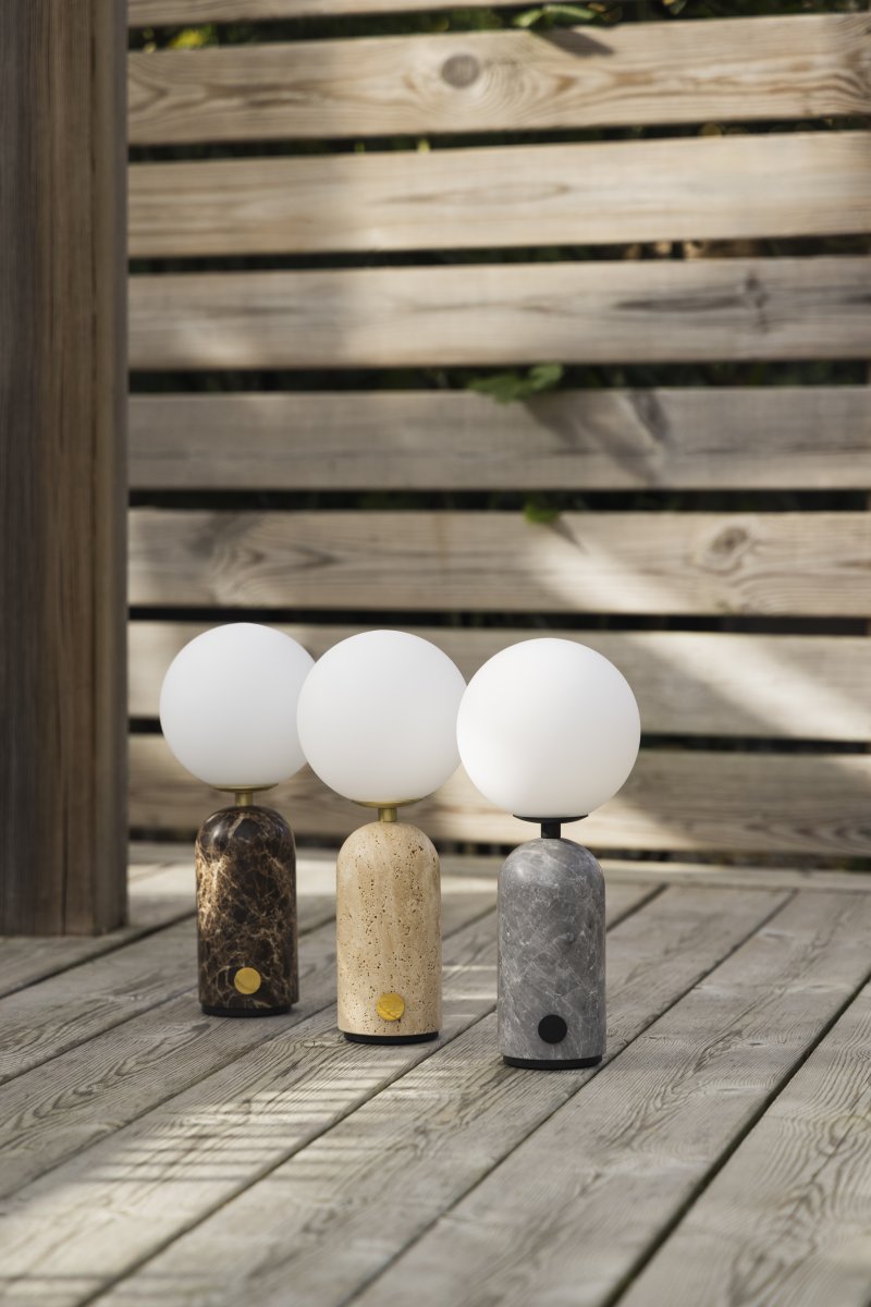 Torrano 28cm Grå marmor portabel från Globen Lighting - Den massiva foten i natursten ger lampan tyngd och karakt&auml;r, medan den runda kupan i vitt opalglas sprider ett behagligt ljus.