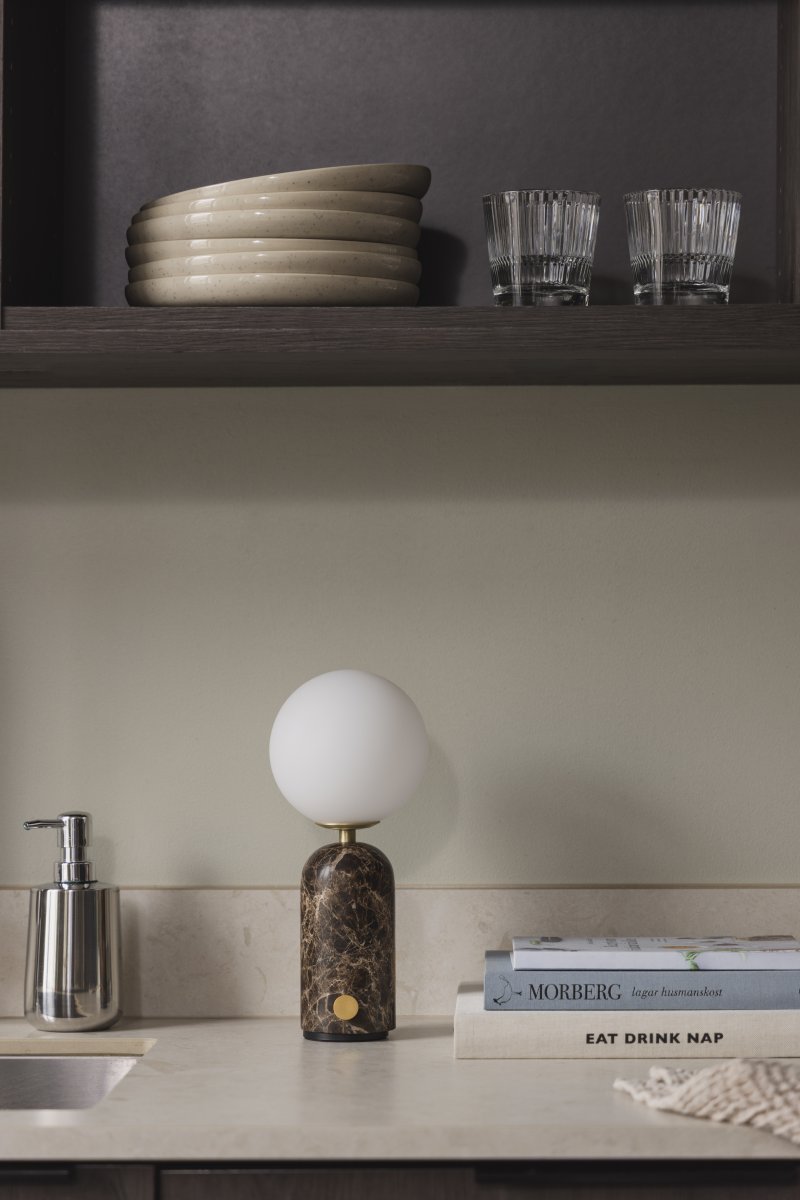 Torrano 28cm Brun marmor portabel från Globen Lighting - Den massiva foten i natursten ger lampan tyngd och karakt&auml;r, medan den runda kupan i vitt opalglas sprider ett behagligt ljus.