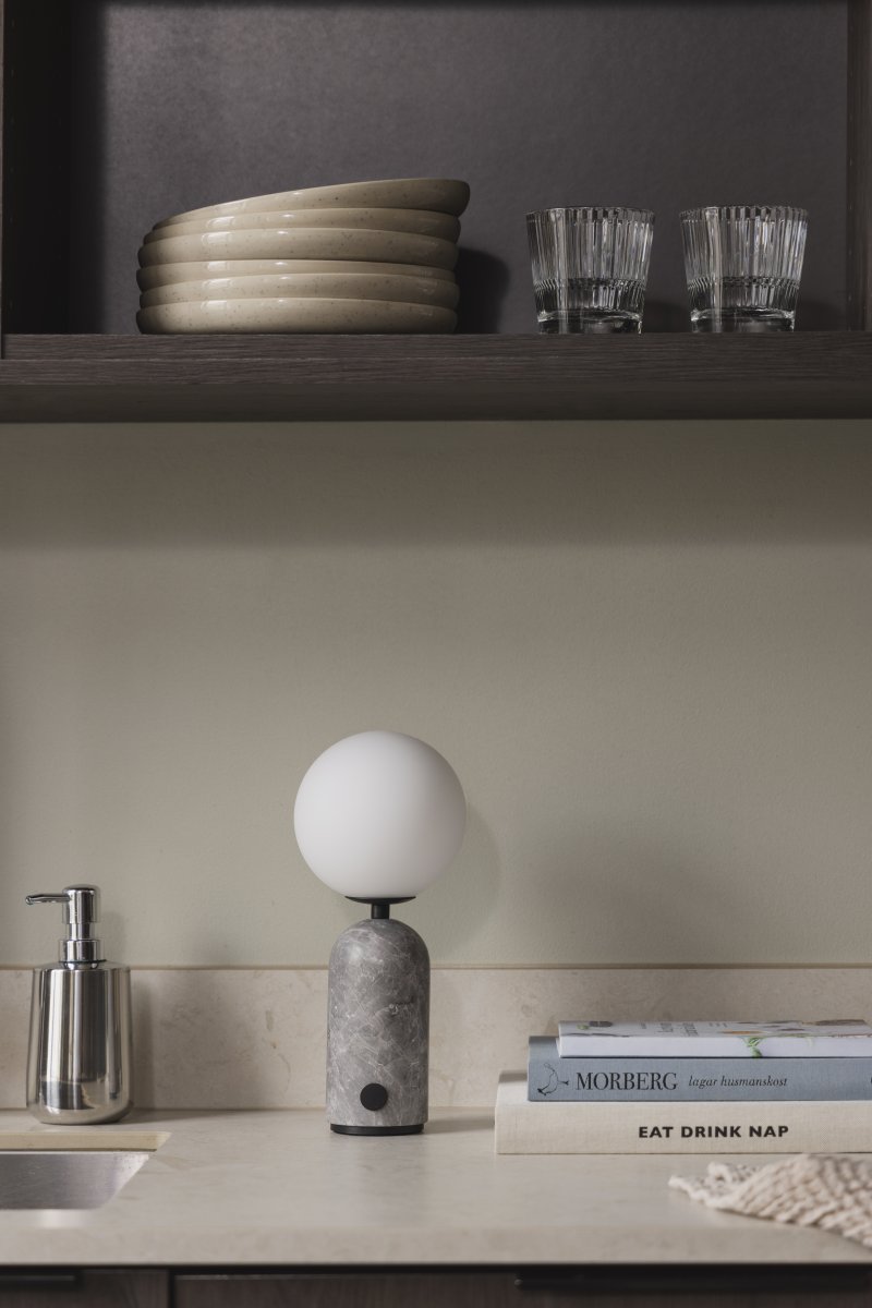 Torrano 28cm Grå marmor portabel från Globen Lighting - Den massiva foten i natursten ger lampan tyngd och karakt&auml;r, medan den runda kupan i vitt opalglas sprider ett behagligt ljus.