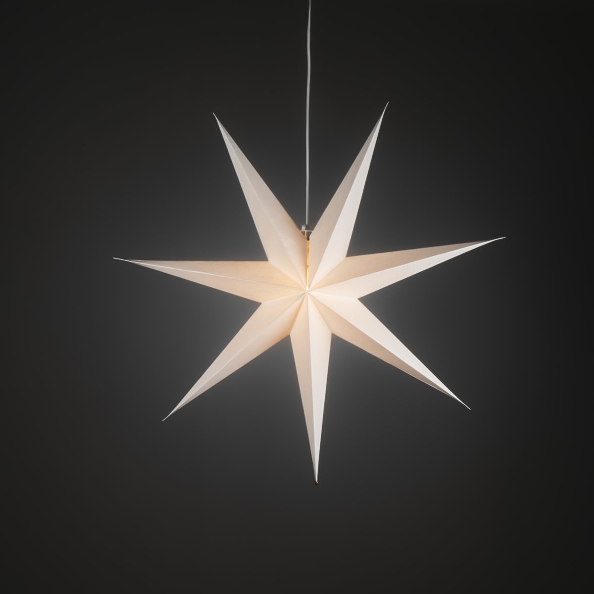 Pappersstjärna Ø78 Vit från Konstsmide - Den enkla, eleganta designen sprider ett mjukt och behagligt ljus som ger en harmonisk k&auml;nsla under advent och jul.
