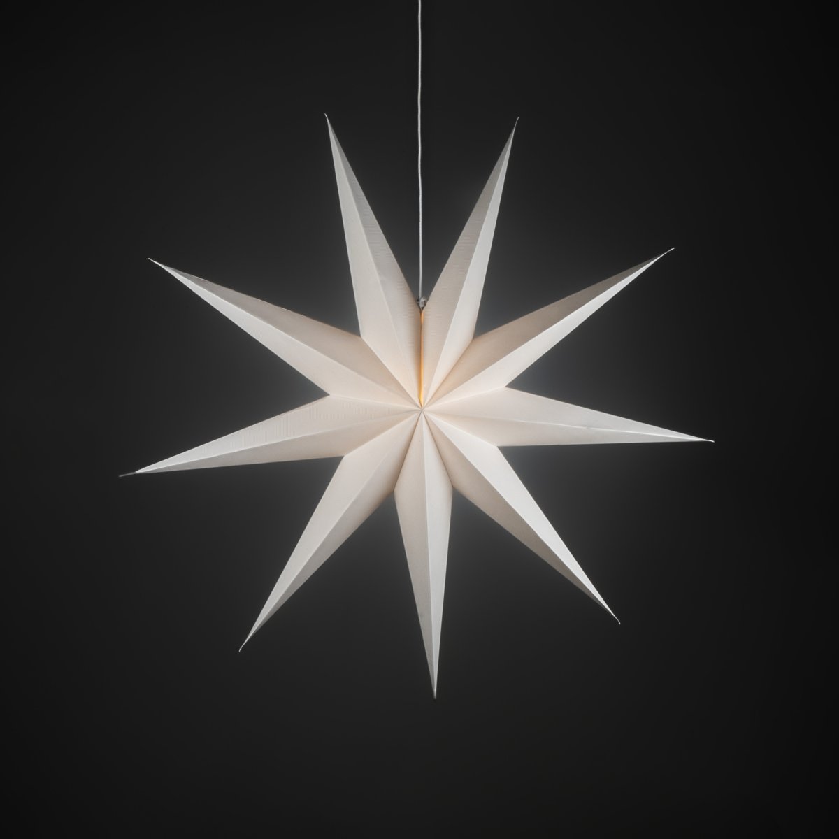 Pappersstjärna Ø115 Vit från Konstsmide - Den enkla, eleganta designen sprider ett mjukt och behagligt ljus som ger en harmonisk k&auml;nsla under advent och jul.
