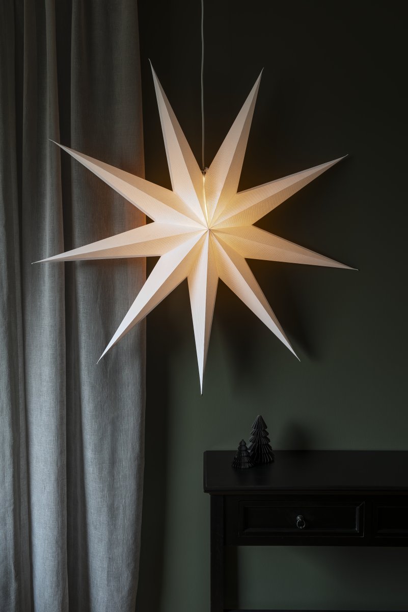 Pappersstjärna Ø115 Vit från Konstsmide - Den enkla, eleganta designen sprider ett mjukt och behagligt ljus som ger en harmonisk k&auml;nsla under advent och jul.