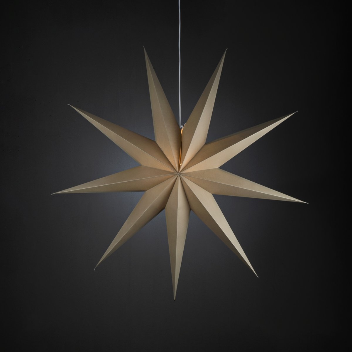 Pappersstjärna Ø115 Beige från Konstsmide - Den enkla, eleganta designen sprider ett mjukt och behagligt ljus som ger en harmonisk k&auml;nsla under advent och jul.