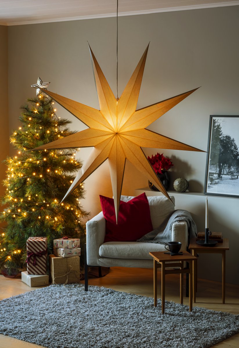 Pappersstjärna Ø115 Beige från Konstsmide - Den enkla, eleganta designen sprider ett mjukt och behagligt ljus som ger en harmonisk k&auml;nsla under advent och jul.