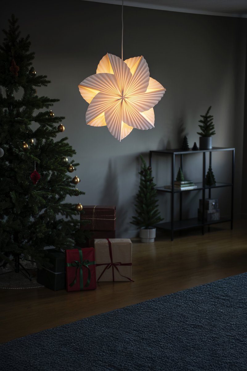 Pappersstjärna veckad Ø60 Vit från Konstsmide - Den blomsterinspirerade formen p&aring;minner om en vindsnurra och ger stj&auml;rnan ett lekfullt och unikt uttryck.