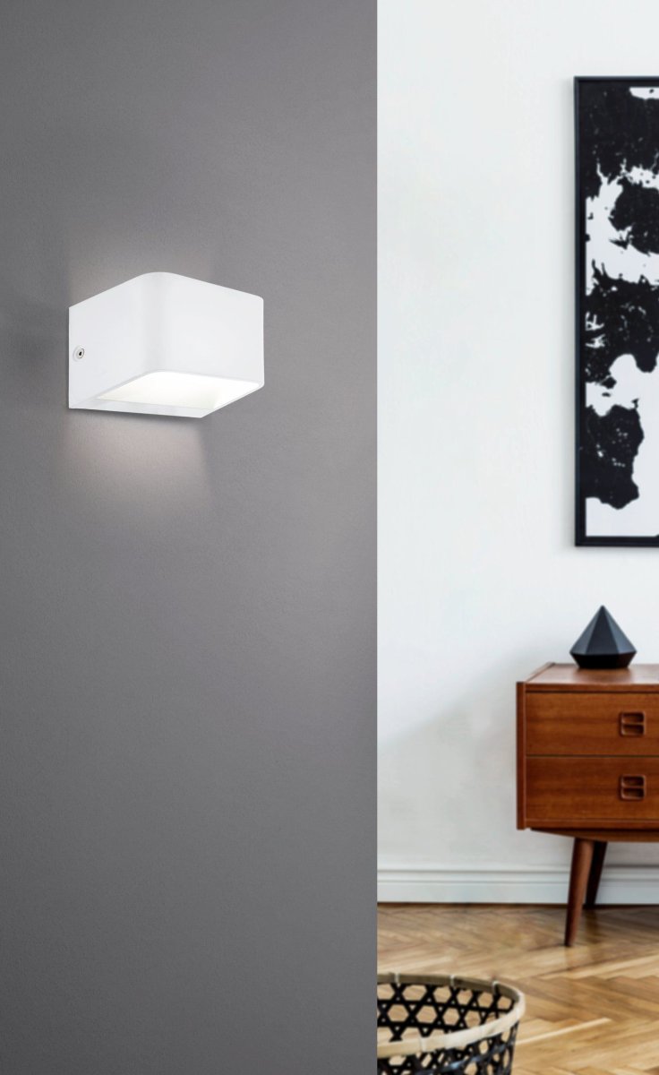 Sania 13cm Vit vägglampa från Eglo - Sania &auml;r en stilren och modern v&auml;gglampa i vit metall som sm&auml;lter in i de flesta milj&ouml;er.