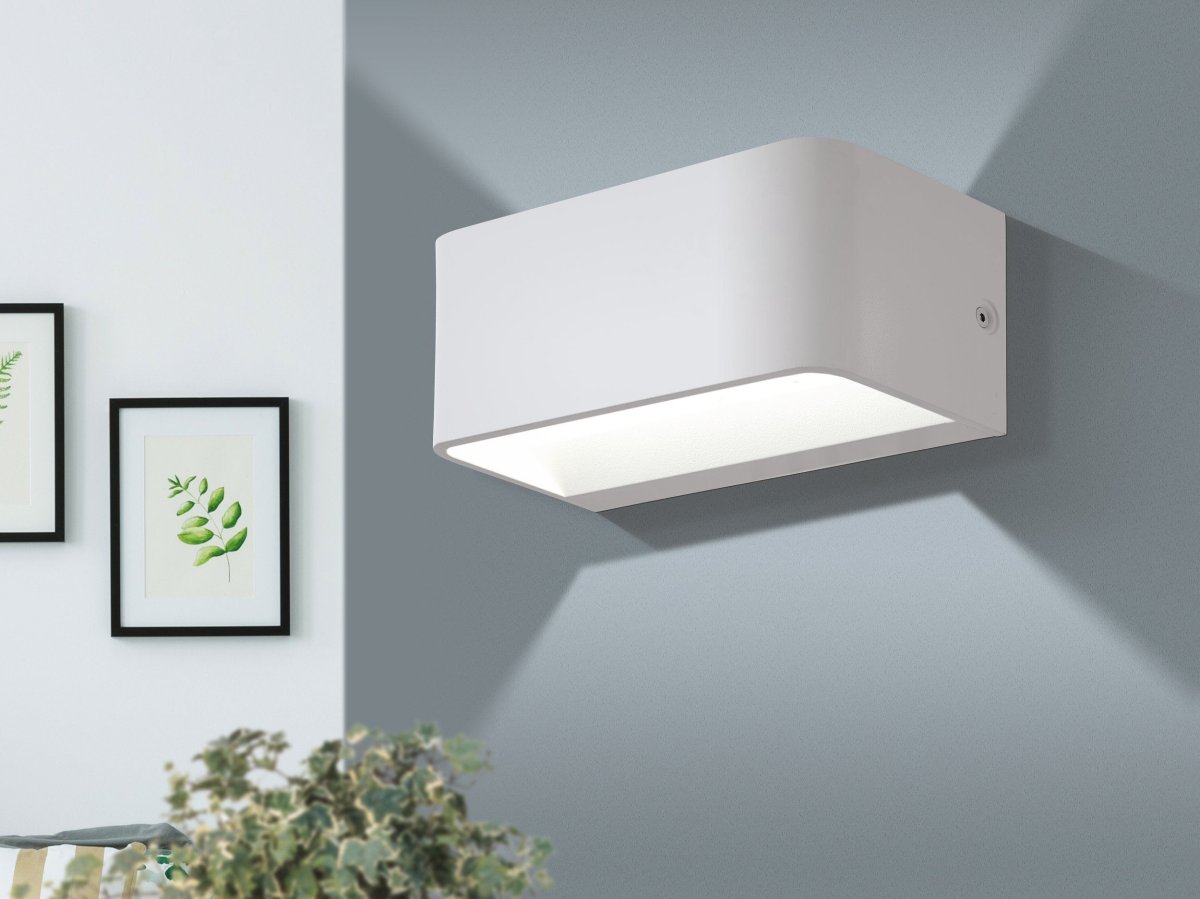 Sania 20cm Vit vägglampa från Eglo - Sania &auml;r en stilren och modern v&auml;gglampa i vit metall som sm&auml;lter in i de flesta milj&ouml;er.