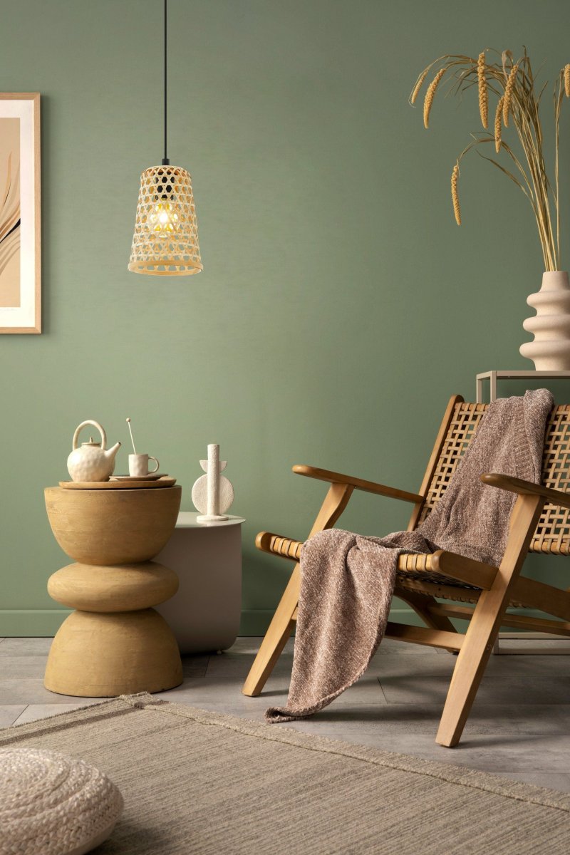 Claverdon Ø18 Trä taklampa från Eglo - De karakteristiska tr&auml;detaljerna med knutar och struktur &auml;r en garanti f&ouml;r varje produkts unika karakt&auml;r och d&auml;rf&ouml;r kan den skilja sig n&aring;got fr&aring;n bilden.