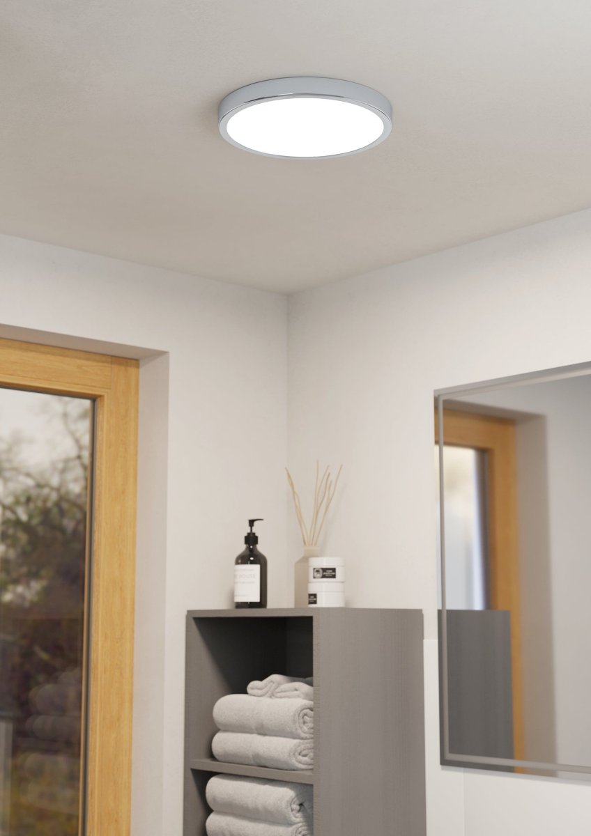 Fueva Ø28 Krom badrumslampa från Eglo - Fueva plafond &auml;r en stilren och funktionell taklampa i metall och plast med elegant kromfinish och vit panel.
