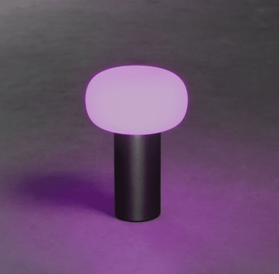 Antibes 20cm Svart portabel från Konstsmide - Ut&ouml;ver det &auml;r lampan utrustad med RGB f&auml;rger s&aring; du kan v&auml;lja mellan sju olika f&auml;rger, t.