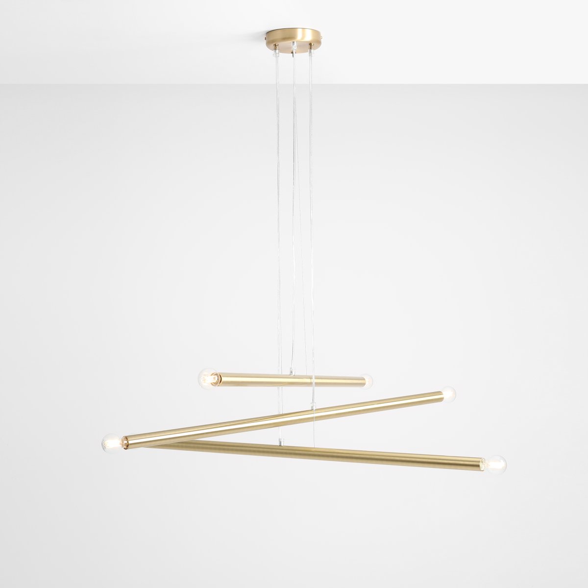 Tubo 6 100cm Mässing taklampa från Artera - Lampan best&aring;r av tre smala metallr&ouml;r i elegant m&auml;ssingfinish, placerade i olika h&ouml;jder och vinklar som skapar ett sp&auml;nnande och luftigt uttryck.