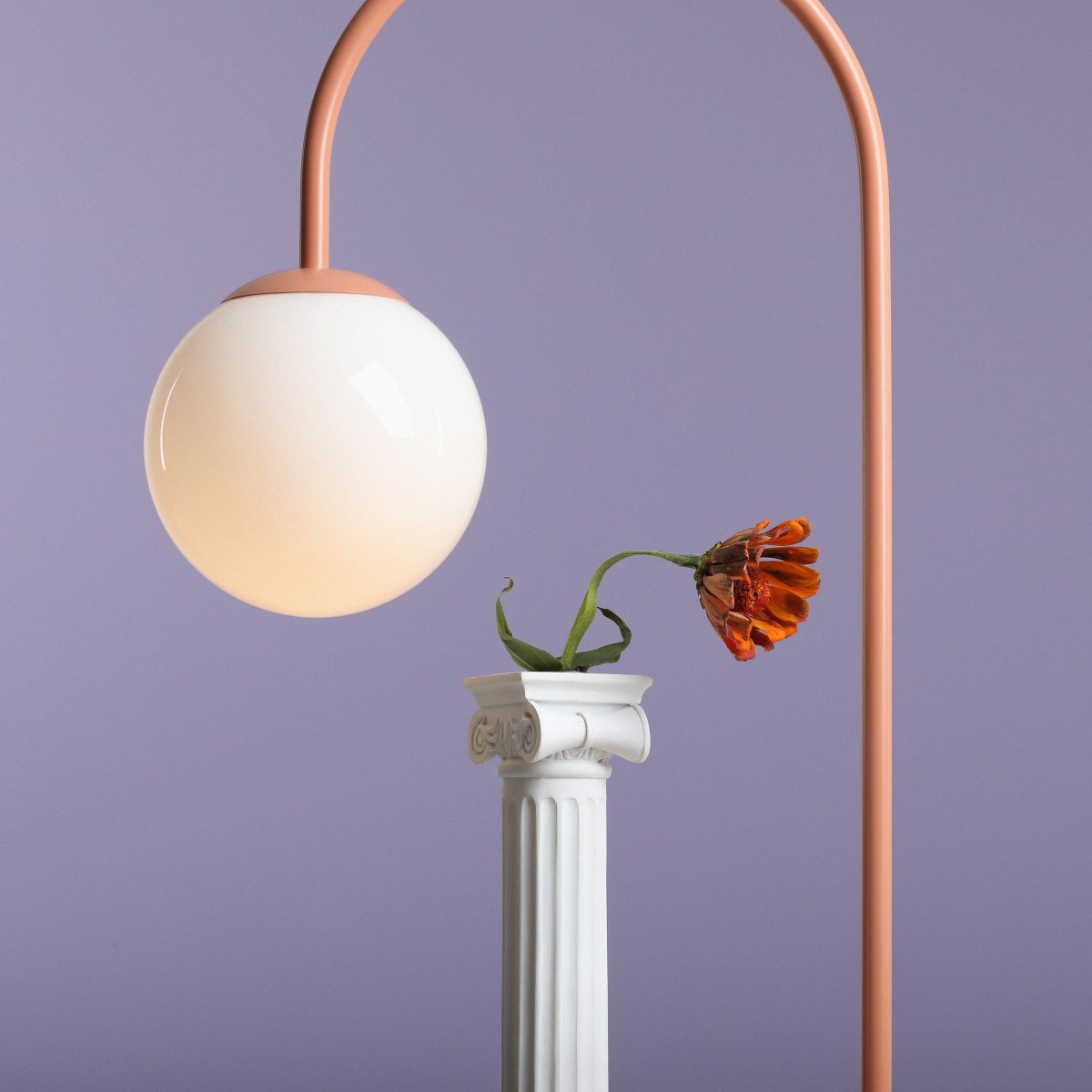 Una 60cm Korall bordslampa från Artera - Una bordslampa i korallr&ouml;d metall och vitt glas har en b&ouml;jd, elegant design som ger rummet ett modernt och lekfullt uttryck.