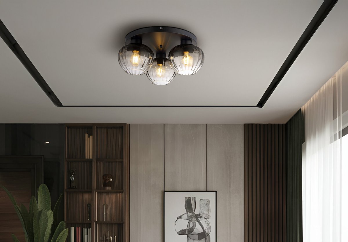 Toy Ø45 Svart plafond från Globo Lighting - De r&auml;fflade r&ouml;ktonade glasen skapar en fin och varm ljusspridning i rummet.