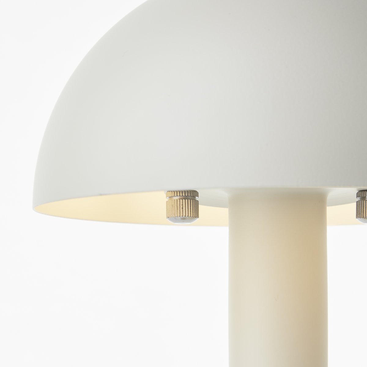 Petite 27cm Beige bordslampa från Brilliant - Placera f&ouml;rslagsvis i f&ouml;nstret, p&aring; byr&aring;n eller i sovrummet som s&auml;nglampa.