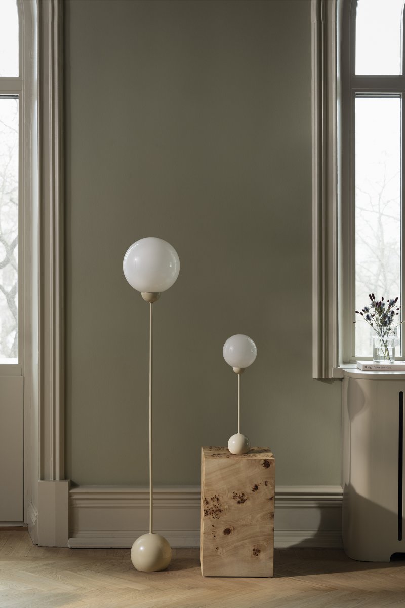 Ripley 52cm Beige bordslampa från Globen Lighting - Den slanka formen och de rundade detaljerna ger lampan ett modernt och lekfullt uttryck, medan glaskupan sprider ett mjukt och behagligt ljus.