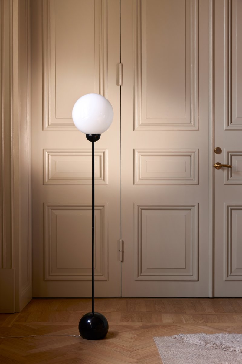Ripley Svart golvlampa från Globen Lighting - Lampan &auml;r tillverkad av metall och har en glaskupa i opalvitt glas som sprider ett h&auml;rligt ljus.