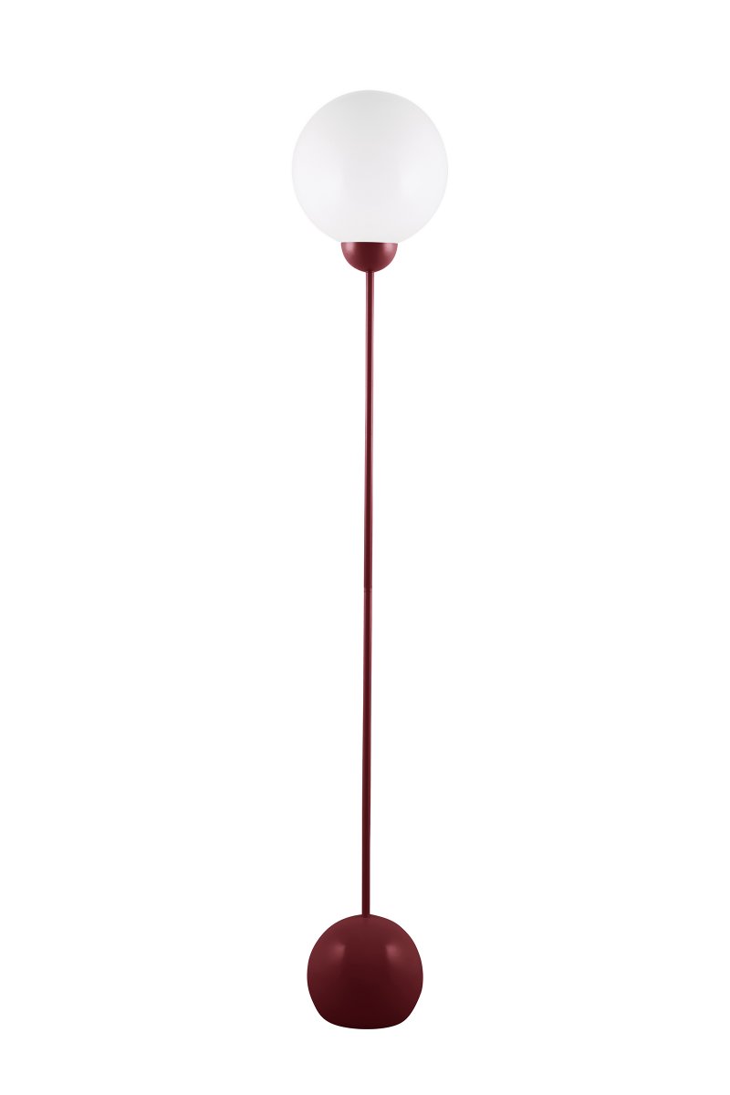 Ripley Vinröd golvlampa från Globen Lighting - Ripley &auml;r en stilren golvlampa i j&auml;rn med en djup burgundyf&auml;rgad finish och rund kupa i opalvitt glas.