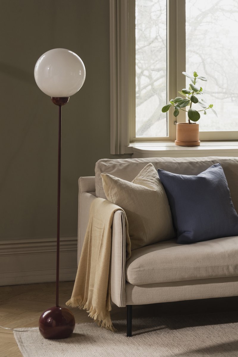 Ripley Vinröd golvlampa från Globen Lighting - Ripley &auml;r en stilren golvlampa i j&auml;rn med en djup burgundyf&auml;rgad finish och rund kupa i opalvitt glas.